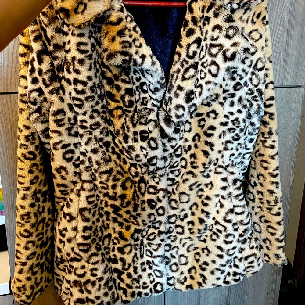 From Dillards. No brand on it. Great condition